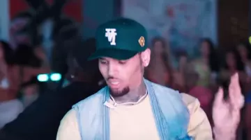 La casquette LA à l'envers de Chris Brown dans son clip Go Crazy avec Young Thug