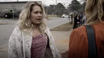 Kimchi Blue Bunny Cropped Cardigan porté par Crystal Tyler (Kelli Berglund) comme on le voit dans les Talons (Saison 1 Épisode 6)