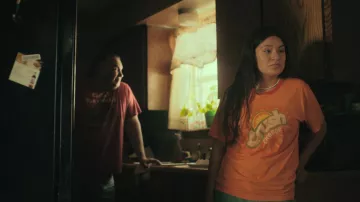 Orange Crush Soda Logo T-Shirt porté par Willie Jack (Paulina Alexis) comme on le voit dans la Réservation Chiens séries TV (S01E08)