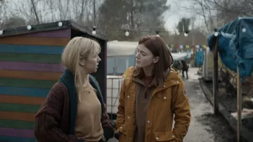 Fjällräven Greenland Winter Parka en amarillo usado por DS Kirsten Longacre (Rose Leslie) como se ve en los trajes de Vigil (Temporada 1 Episodio 2)