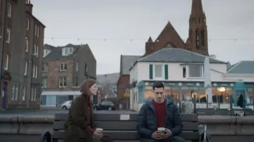 Teoría Clairene New Divide Open-Front Coat, Pino usado por DS Kirsten Longacre (Rose Leslie) como se ve en los atuendos de Vigil (Temporada 1 Episodio 3)