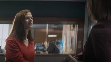 Vince Weekend V Neck Cashmere Sweater en rojo usado por DS Kirsten Longacre (Rose Leslie) como se ve en Vigil (S01E04)