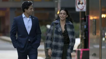 Gerard Darel Siona Abrigo usado por Amy Kindelán (Natalie Martinez) como se ve en la serie de televisión Ordinary Joe (S01E01)