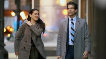 Abrigo zara Houndstooth usado por Amy Kindelán (Natalie Martinez) como se ve en Ordinary Joe (S01E01)