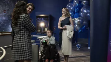 Laundry by Shelli Segal Faux-Fur-Collar Gingham Walker Coat usado por Amy Kindelán (Natalie Martinez) como se ve en Ordinary Joe (S01E01)