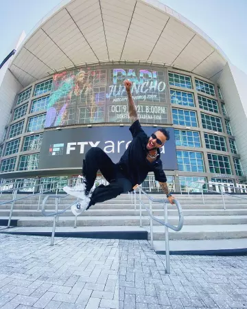 La paire Nike Air Force 1 Low Metallic Chrome portée par Maluma sur son compte Instagram @maluma