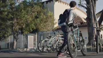 Zapatillas Vans SK8 en rojo usadas por Cal (Cameron Boyce) como se ve en la película Runt