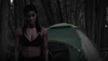 Lululemon noir soutien-gorge de sport porté par l'Agent 355 (Ashley Romans) comme on le voit dans Y: The Last Man tenues (Saison 1 Épisode 4)