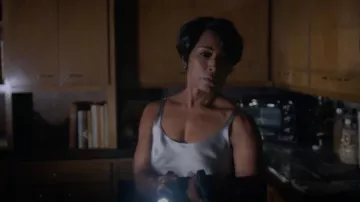 Natori Allure Silk Tank en argent porté par Athena Grant (Angela Bassett) comme on le voit dans la série TV 9-1-1 (S05E01)