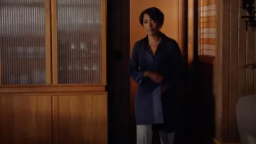Josie Natori Essentials Jersey Robe w/ Satin Trim en bleu marine porté par Athena Grant (Angela Bassett) comme on le voit dans la série TV 9-1-1 (S05E01)