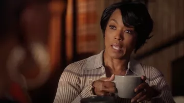 Jonathan Simkhai Allyson Côtelé Zip Chandail porté par Athena Grant (Angela Bassett) comme on le voit dans les Tenues 9-1-1 (Saison 5 Épisode 1)