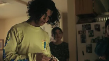 Obey The Rhythm 2 Tee à manches longues porté par Bear (D’Pharaoh Woon-A-Tai) comme on le voit dans la série télévisée Reservation Dogs (S01E04)