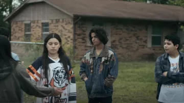 Izzi Aztec Print Denim Jacket porté par Bear (D'Pharaon Woon-A-Tai) comme on le voit dans la Réservation de Chiens (S01E07)