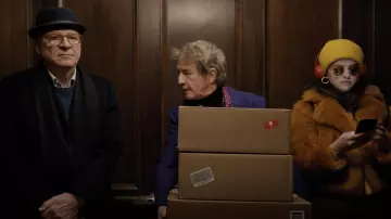 Les écouteurs rouges sans fil Beats Studio3 utilisés par Mabel Mora (Selena Gomez) comme on le voit dans Only Murders in the Building (S01E01)