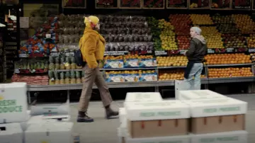 Dr. Martens Vegan 1460 Bottes à Lacets portés par Mabel Mora (Selena Gomez) comme on le voit dans Seuls les Meurtres dans le Bâtiment (S01E01)