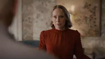 Voir Par Chloé Georgette Chemisier Rouge porté par Jan (Amy Ryan) comme on le voit dans Seuls les Meurtres dans le Bâtiment tenues (Saison 1 Épisode 4)