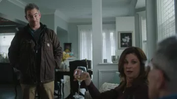 Carhartt veste marron porté par Mike (Gerard Neugent) comme on le voit dans les Tenues de Travail en Progrès (S02E01)