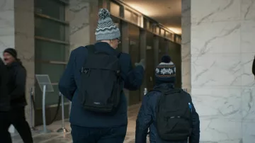 Timbuk2 Sac à dos pour ordinateur portable porté par Abby (Abby McEnany) comme on le voit dans les Travaux en cours de la série Télé (Saison 2 Épisode 5)