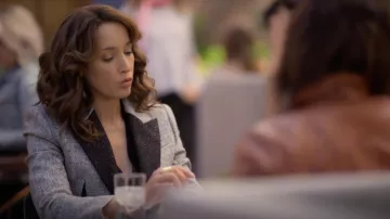 Alexander McQueen Chaqueta Donegal bicolor usada por Bette Porter (Jennifer Beals) como se ve en el vestuario de The L Word: Generation Q (S02E01)