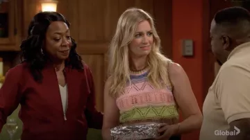 Zara Crochet Knit Top usado por Gemma (Beth Behrs) como se ve en el armario de The Neighborhood (S04E01)