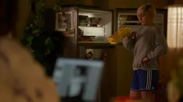 Pantalones cortos azules adidas usados por Sarah Finley (Jacqueline Toboni) como se ve en la serie de televisión The L Word: Generation Q (Temporada 2 Episodio 4)