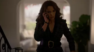 Alexander McQueen Cinturón fundido usado por Bette Porter (Jennifer Beals) como se ve en la serie de televisión The L Word: Generation Q (S02E03)