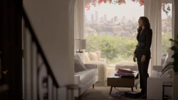 Alexander McQueen pantalones a medida con patrón de cuadros usados por Bette Porter (Jennifer Beals) como se ve en The L Word: Generation Q (S02E03)