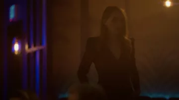 Jonathan Simkhai Metallic Puff-Sleeve Wrap Dress porté par Tess Van De Berg (Jamie Clayton) dans Le Mot L: Génération Q garde-robe (S02E03)