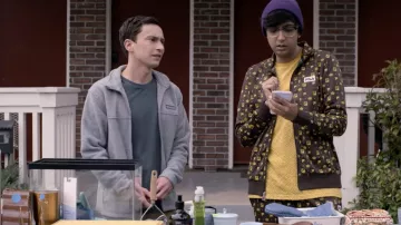 La veste polaire Columbia portée par Sam Gardner (Keir Gilchrist) dans la série télé Atypical (Saison 4 Episode 3)