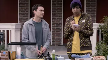 La veste polaire Columbia portée par Sam Gardner (Keir Gilchrist) dans la série télé Atypical (Saison 4 Episode 3)