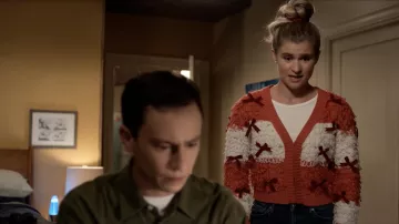Le gilet rose et blanc Mighty Fine porté par Paige (Jenna Boyd) dans la série Atypical (S04E03)
