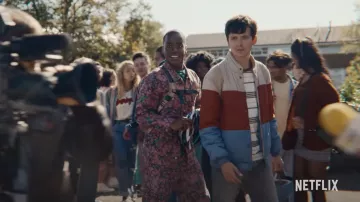 The jeans printed coral Obey worn by Eric Effiong (Ncuti Gatwa) in the series Sex Education (S03E01)