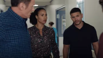 Isabel Marant Étoile Maria Blusa estampada usada por la agente especial Sheryll Barnes (Roxy Sternberg) como se ve en FBI: Most Wanted outfits (Temporada 3 Episodio 1)