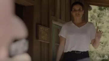Agolde Thea Col en V Facile T-Shirt blanc porté par NCIS RÉAGIR Agent Spécial Jessica Knight (Katrina Law) comme on le voit dans la série TV NCIS (S19E01)