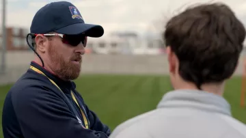 Oakley lunettes de soleil portées par Coach Beard (Brendan Hunt) comme on le voit dans la série TV Ted Lasso (Saison 2 Épisode 7)