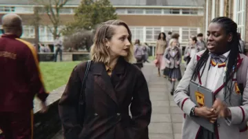 Ganni Brown Belted Coat usado por Hope Haddon (Jemima Kirke) en Sex Education (Temporada 3 Episodio 7)