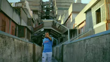 La maillot bleu Kappa du Napoli porté par Lacrim dans son clip L'immortale