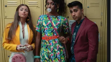 Mono blanco con cremallera usado por Ruby Matthews (Mimi Keene) como se ve en los atuendos de Sex Education del programa de televisión (Temporada 3 Episodio 1)