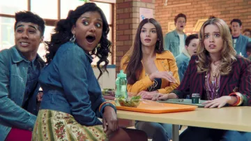 Le corset en jean avec des liens et des volants en détail porté par Ruby Matthews (Mimi Keene) comme on le voit dans l'Éducation Sexuelle (S01E01)