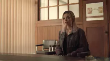 La veste à franges de Maeve (Emma Ma­ckey) dans la série Sex édu­ca­tion (Saison 1 Episode 8)