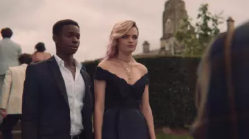 La robe noire por­tée par Maeve (Emma Ma­ckey) dans Sex Education (Saison 1 Épisode 7)