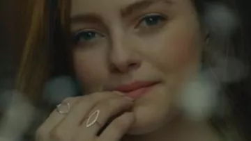 La bague ronde portée par Hope Mikaelson (Danielle Rose Russell) dans Legacies S01E01