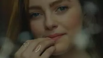 La bague ronde portée par Hope Mikaelson (Danielle Rose Russell) dans Legacies S01E01