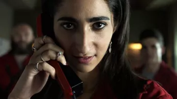 The silver ring worn by Nairobi (Alba Flores) in the series La casa de papel (Season 3)