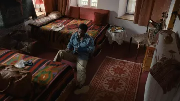 Les bottes marron portées par Beckett (John David Washington) comme on le voit dans Beckett - les tenues du film