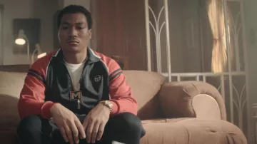 Sergio Tacchini Ascot Archivio Tracktop Marine/Merlot porté par Meech (Demetrius Flenory Jr.) comme on le voit dans BMF Black Mafia Family séries TV (Saison 1 Épisode 1)