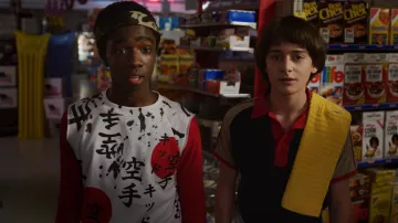 Le t-shirt à motif chinois de Lucas Sinclair (Caleb McLaughlin) dans la série Stranger Things (Saison 3 Episode 7)
