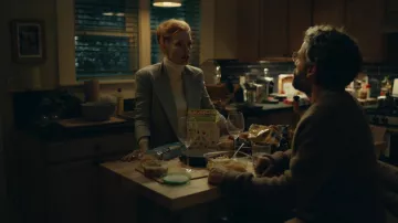 Alexander McQueen Grey Pinstripe Blazer usado por Mira (Jessica Chastain) como se ve en los atuendos de la serie de televisión Scenes from a Marriage (Temporada 1 Episodio 2)