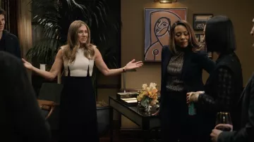 Marco de Vincenzo Satorial Veste portée par Stella Bak (Greta Lee) comme on le voit dans Les tenues de l'Émission du Matin (Saison 2 Épisode 2)