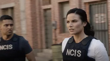 Madewell Manches Courtes Harley T-shirt en blanc porté par NCIS REACT Agent Spécial Jessica Knight (Katrina Law) comme on le voit dans les tenues NCIS (Saison 19 Épisode 2)